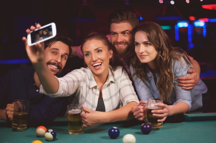 selfie przyjaciół nad stołem bilardowym
