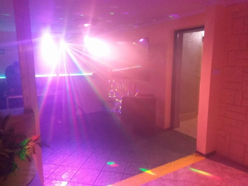 kolorowe światła w sali tanecznej