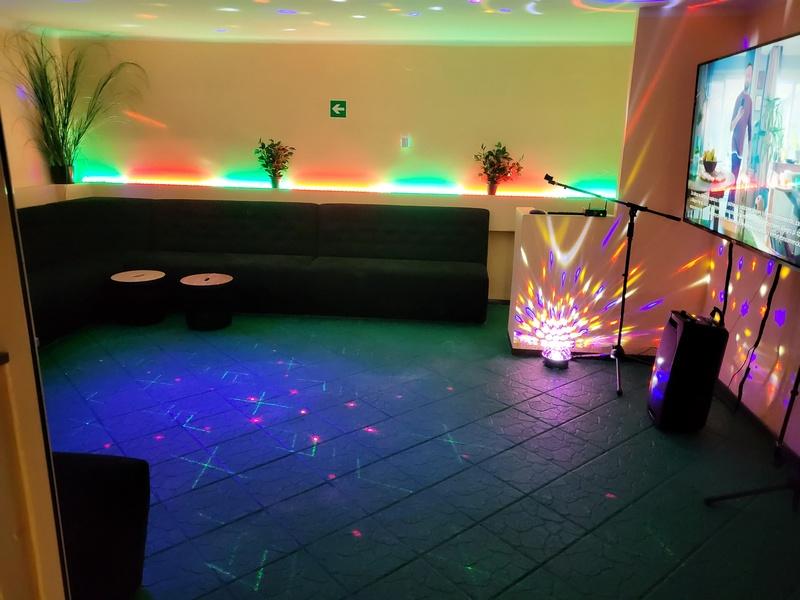 kolorowe oświetlenie sali tanecznej