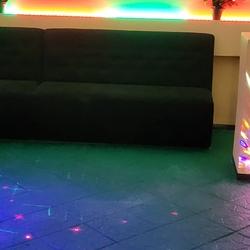 kolorowe oświetlenie sali tanecznej